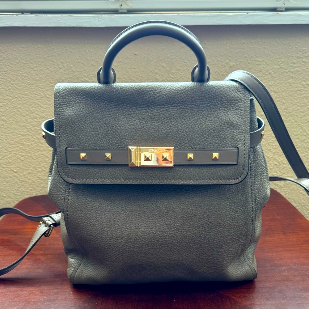Like NEW Michael Kors Addison Medium
Leather Backpack EXCELLENT CONDITION